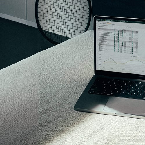 INSIKT-Planning-On-Bed-Gray